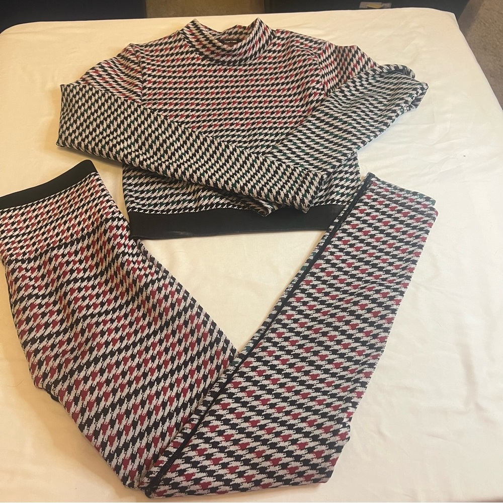 Fabletics Seamless Houndstooth Legging Set Crop Top Red Black White Small 2Pc